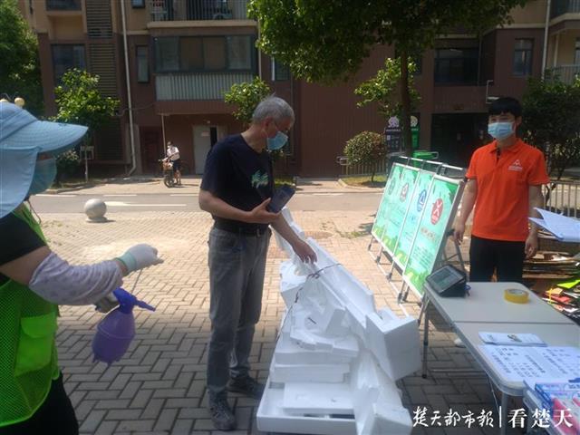 江城垃圾分类绿色回收提速，居民当场兑现现金或米面油