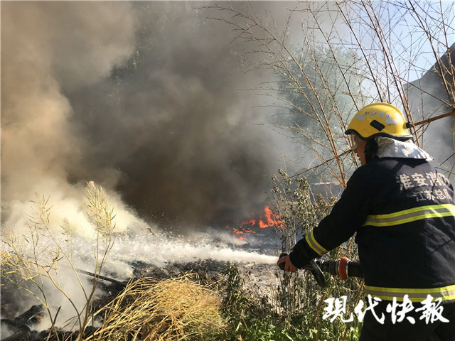 消防“兵王”万余次救援奖章奖状46斤