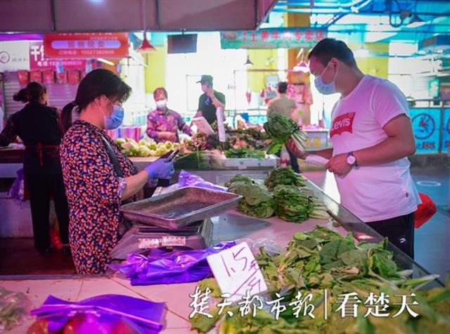 生鲜市场消杀改造后正式营业,入场安全距离2米以上