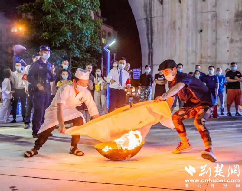 咸宁消防开展夜间商业综合体灭火救援实战演练