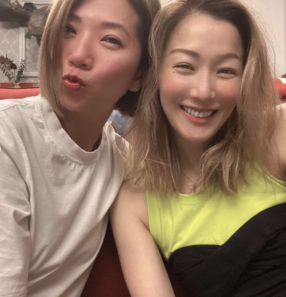 郑秀文约友人家中聚餐热聊 素颜微醺心情靓