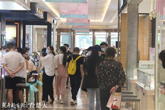武汉人的消费热情回来了，五一小长假首日，商场买单排起长队