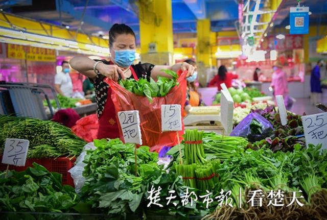 生鲜市场消杀改造后正式营业,入场安全距离2米以上