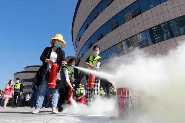 湖北多地消防救援部门开展应急疏散演练