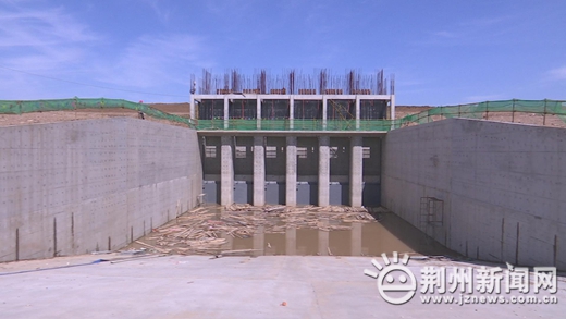 重点项目追踪新建盐卡泵站已完成防洪闸安装