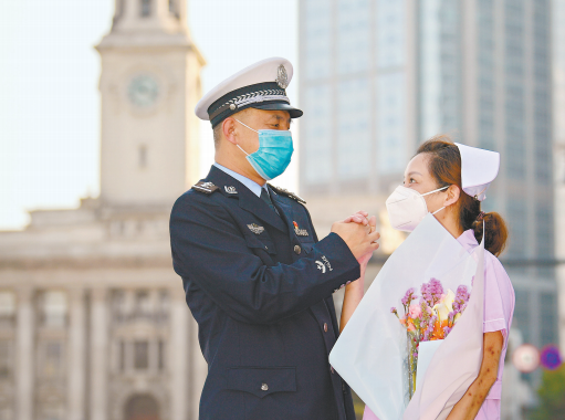 警医伉俪 同心战疫