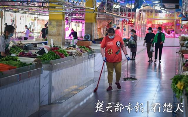 生鲜市场消杀改造后正式营业,入场安全距离2米以上