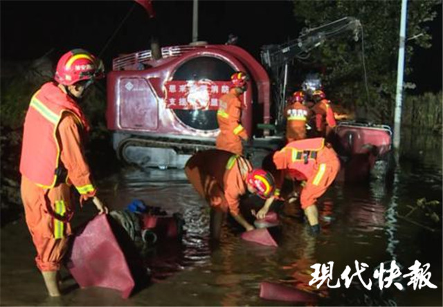 消防“兵王”万余次救援奖章奖状46斤