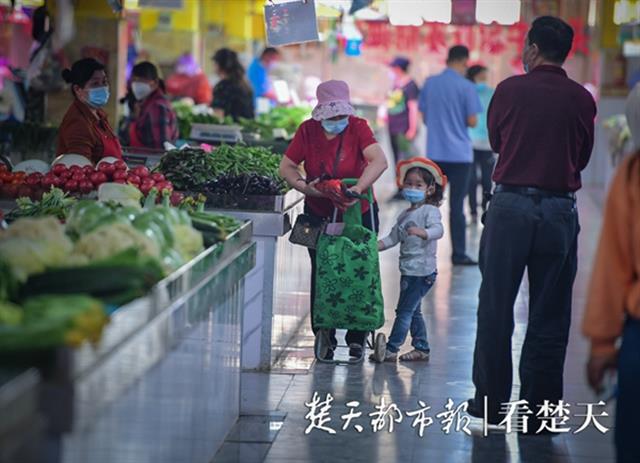 生鲜市场消杀改造后正式营业,入场安全距离2米以上