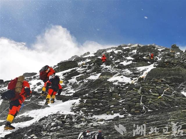 珠峰测量登山队登顶！两名地大人世界之巅测量珠峰新“身高”