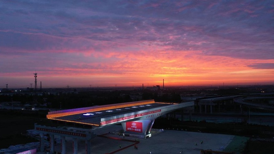 在鄂央企承建的跨京广铁路转体桥成功转体