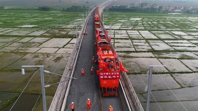 全国在建最北高寒高铁正式进入铺轨施工