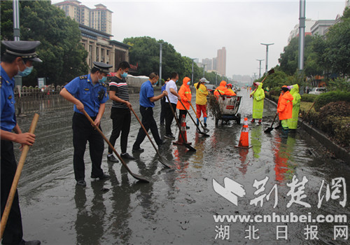 襄州城管正在淤泥中遵守為市民清出一條道清淤泥皮帶(圖2)