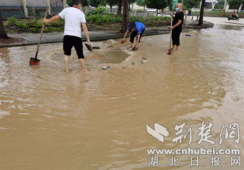 襄州城管正在淤泥中遵守為市民清出一條道清淤泥皮帶(圖3)