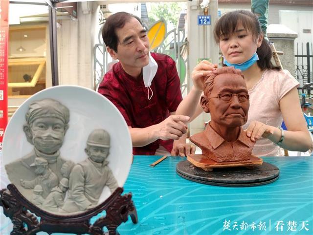 非遗传承人为“武汉保卫战”的院士塑像