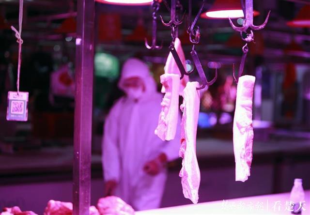 武汉关山农副产品生鲜市场内，消防员对肉食区进行消杀
