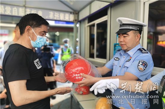 警企联动助力平安出行 恩施交警免费发放500个头盔