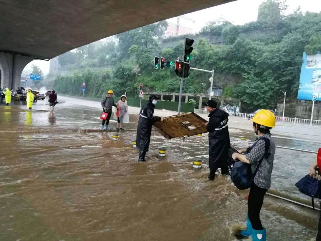 暴雨袭宜昌警察砸窗救人