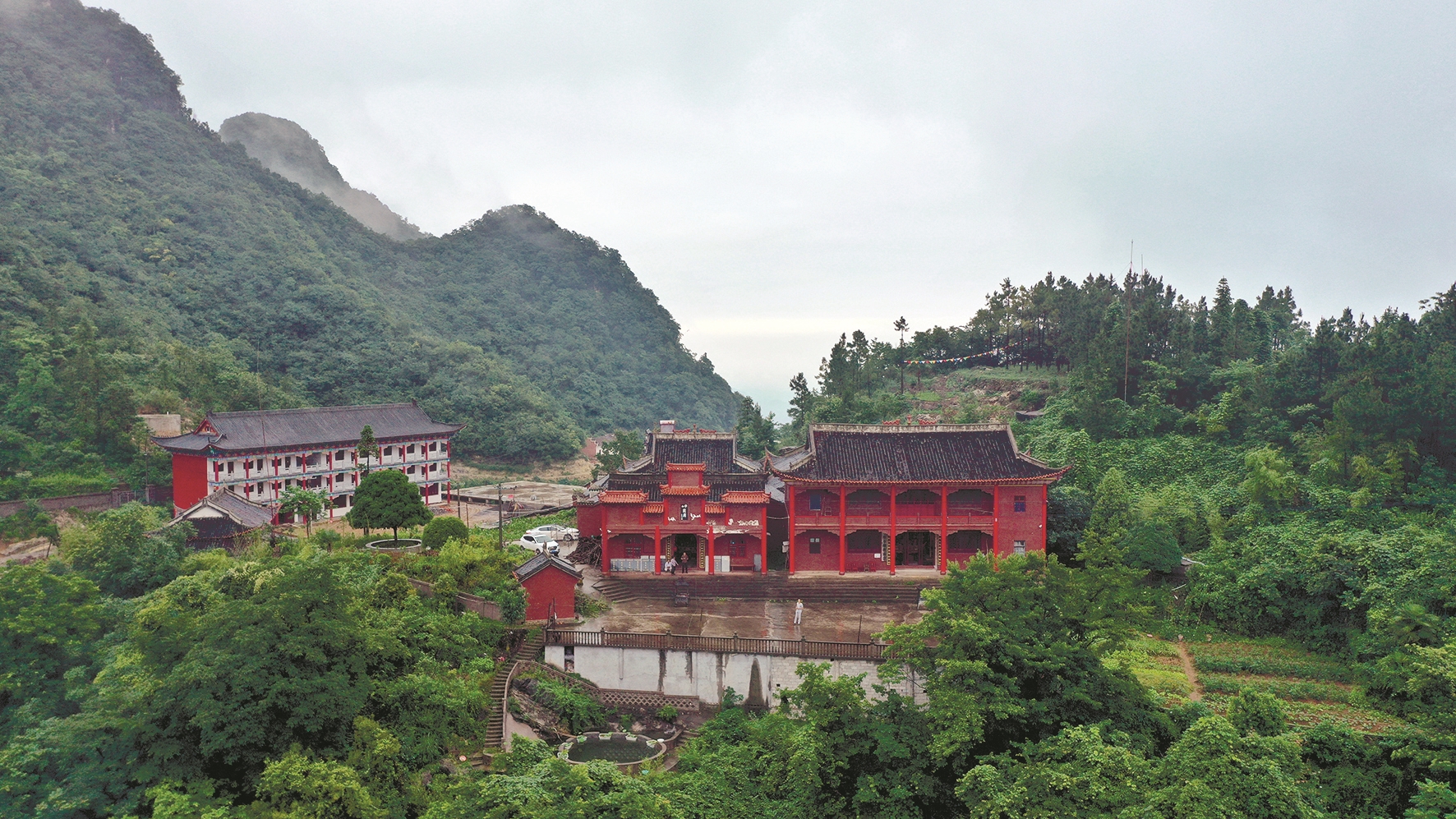 宜都梁山 白云生处有道观