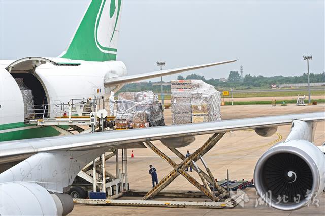 图为当日上午由比利时列日飞抵武汉的波音747-400全货机正在卸货.