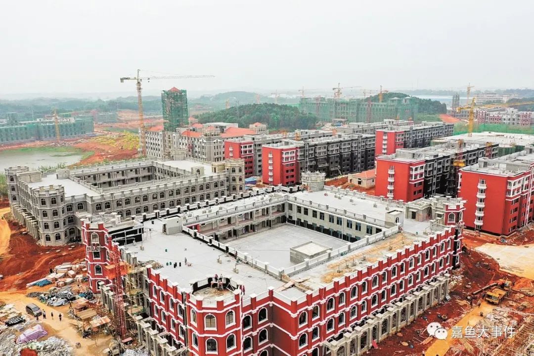 武昌首义学院嘉鱼校区(4月初拍摄)据悉,目前校区已完成中小学部教学