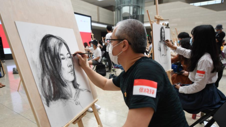 中国美院师生为援鄂抗疫女医护人员画像