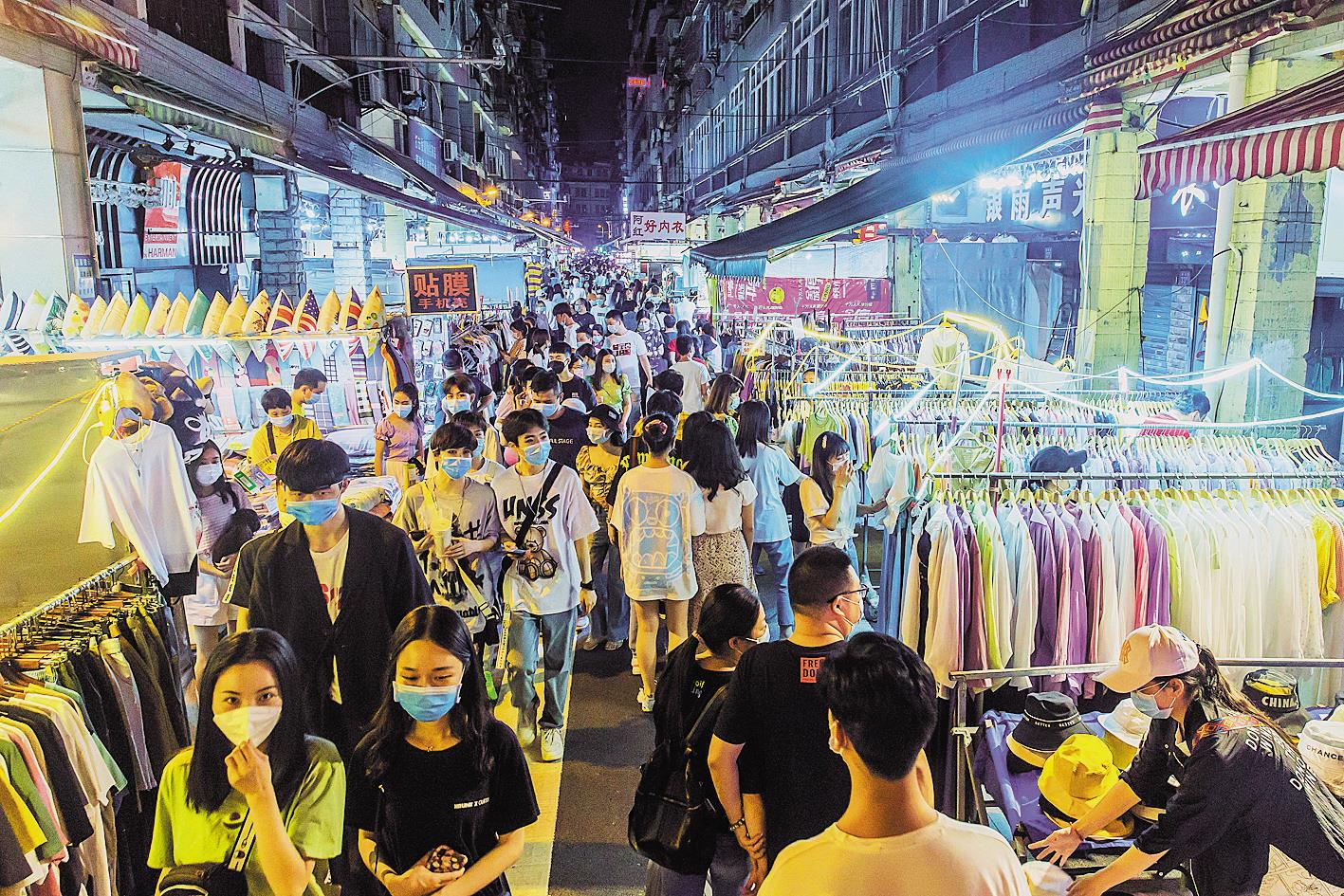 保成路夜市人气渐旺