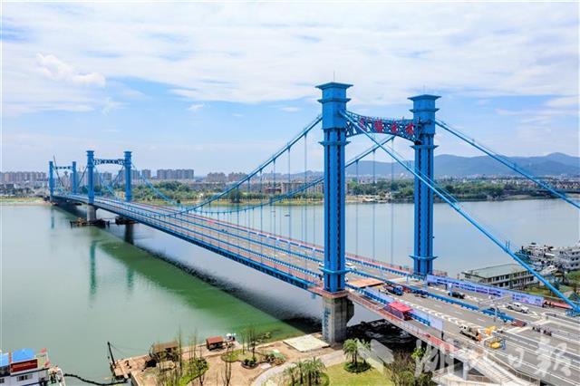 湖北疫后首座跨江大桥襄阳凤雏大桥通车 为汉江首座三塔悬索桥