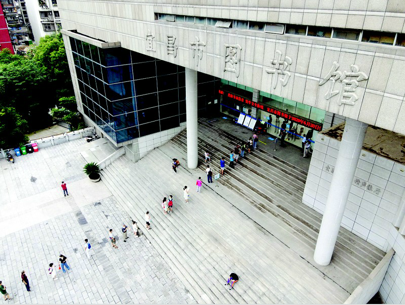 受疫情影响,宜昌市图书馆在闭馆150天后,20日重新恢复开放.