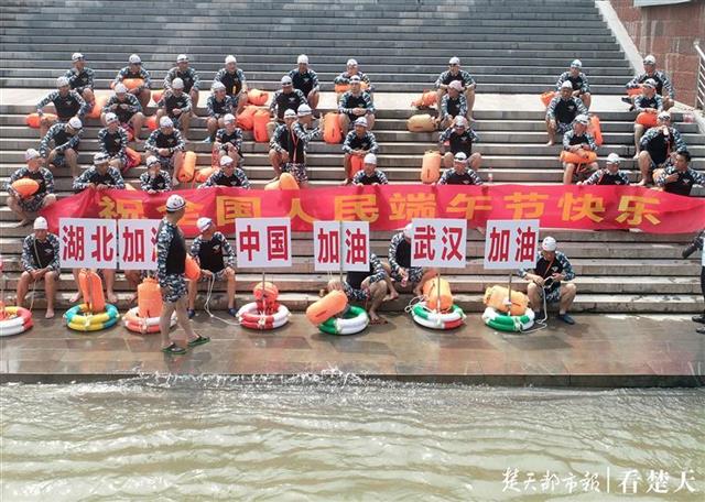 退役军人横渡长江，端午节为武汉加油