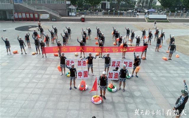退役军人横渡长江，端午节为武汉加油