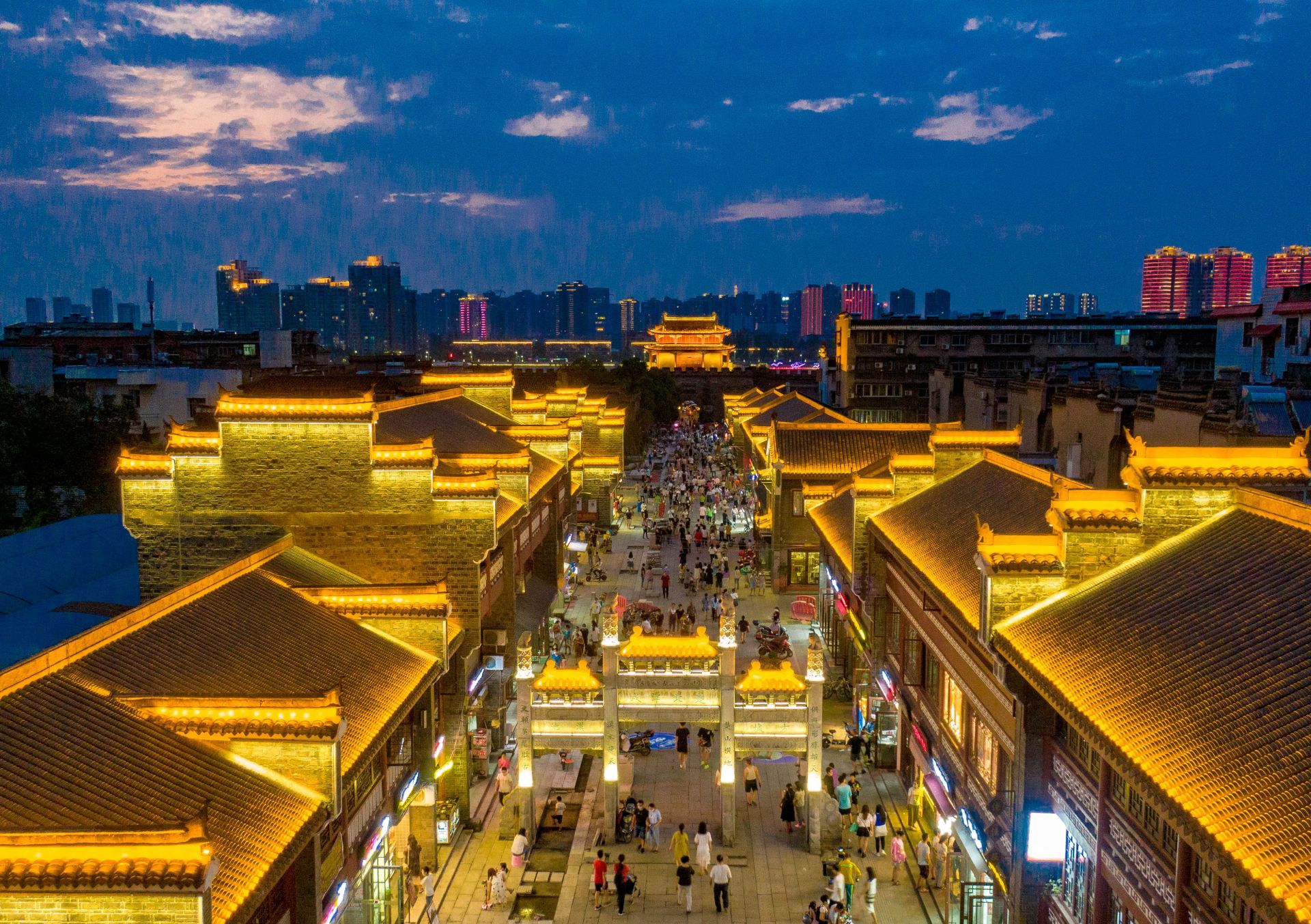 华灯点亮襄阳璀璨古城夜景