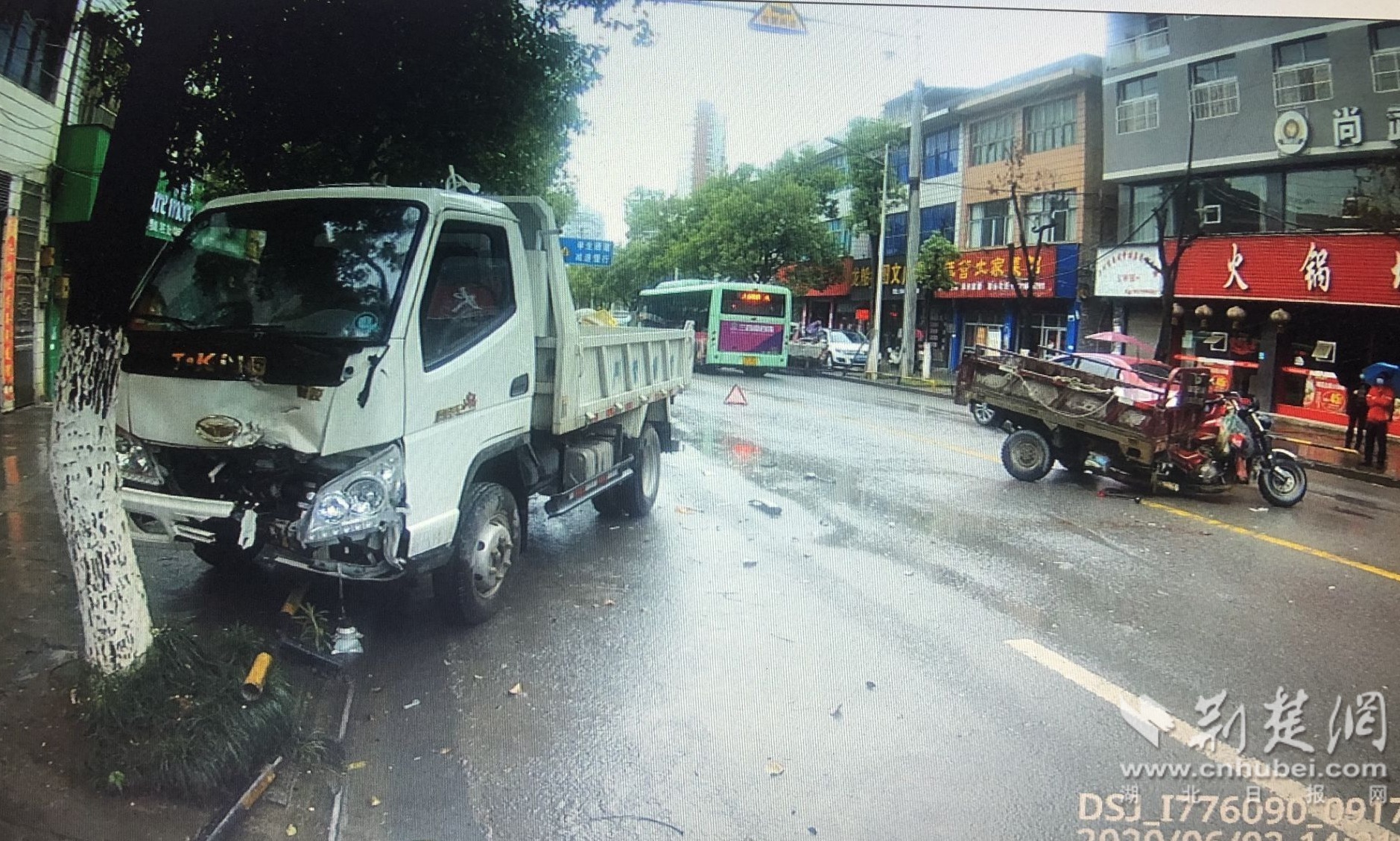 男子骑车加装伞掉落引发车祸 民警及时送医