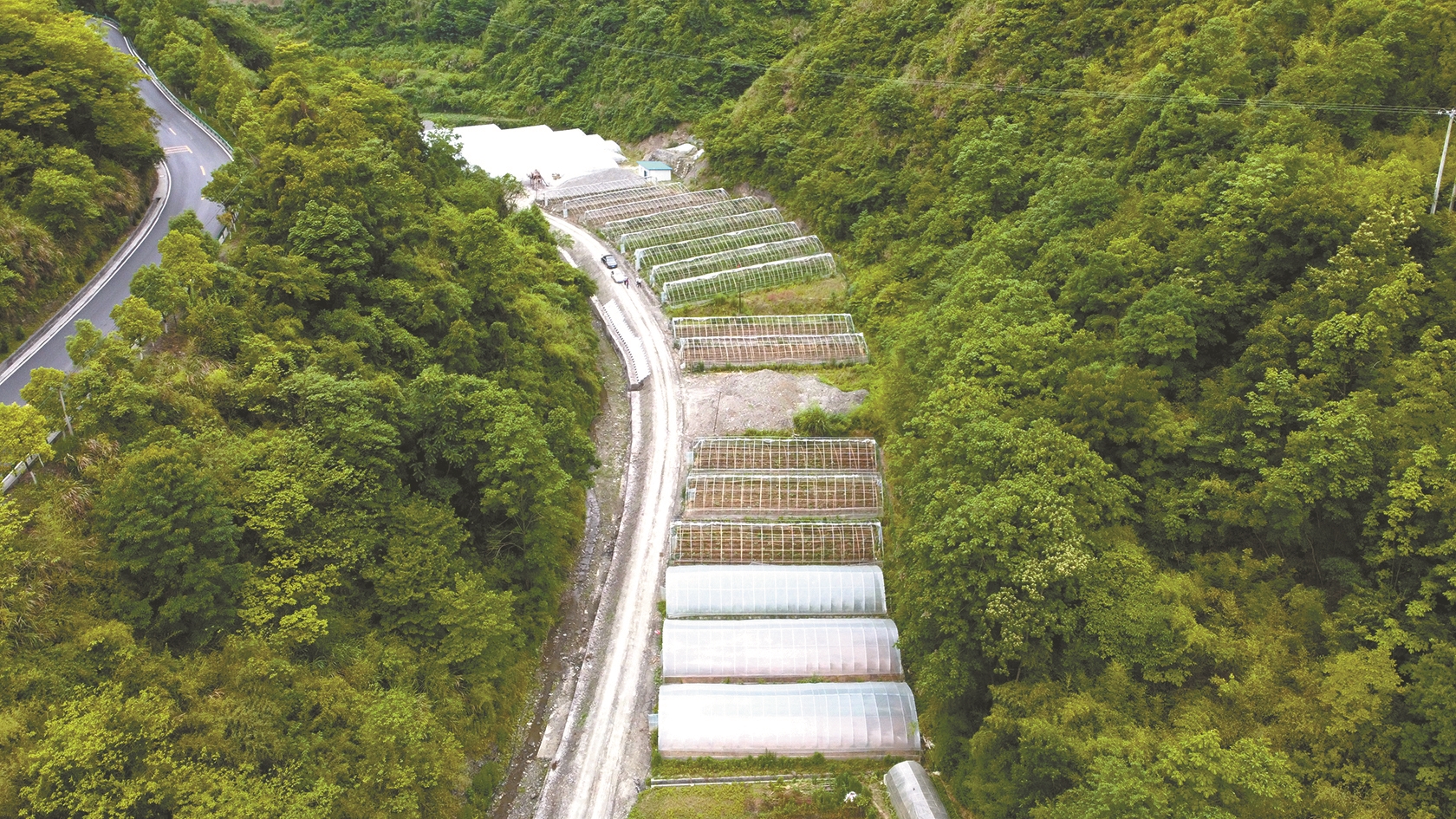 湖北工建集团主要负责同志到竹山县与当地干部共商扶贫工作.