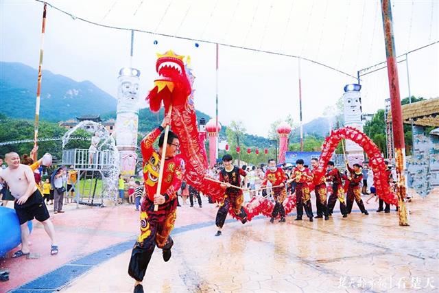 武汉锦里沟复活传统“水龙节”，游客互动参与感受浓浓文化味