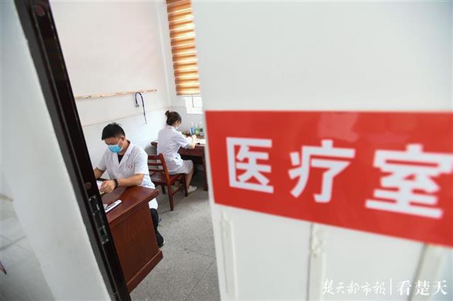 |小学改造成防汛安置点，为肾透析老人提供专车接送