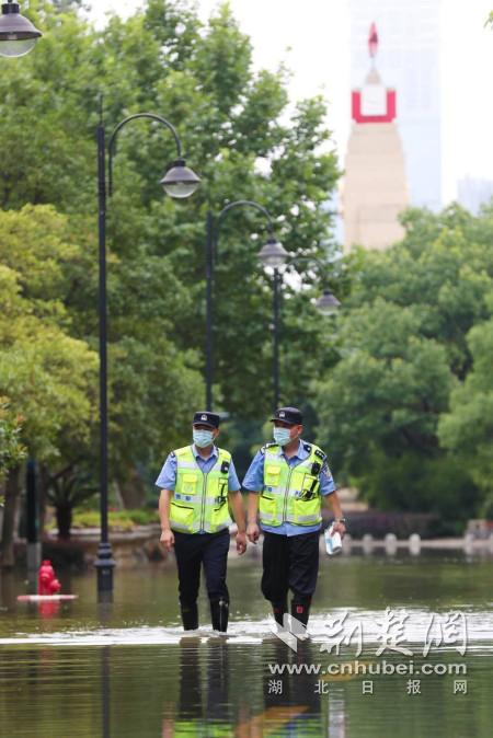 |派出所淹了，全体民警在堤上搭帐篷执勤