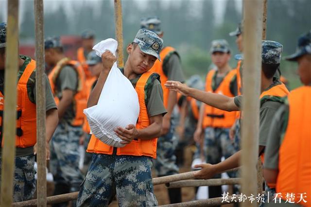 |考田河险情再度告急！封堵200米决口，空降兵官兵鏖战大堤