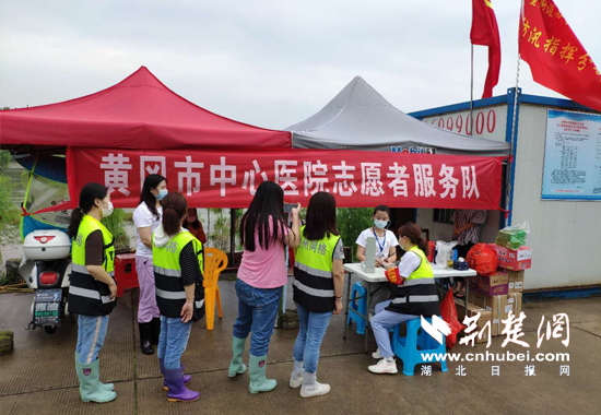 |黄冈市中心医院：为沿江干堤值守人员“送医送药送物资”