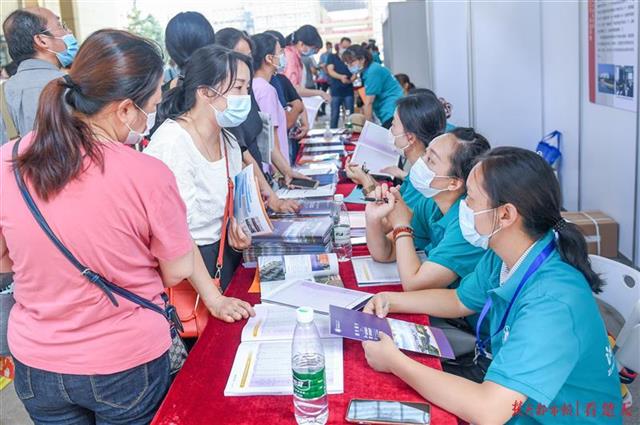 |江汉大学举行校园开放日，湖北省19所名校到场和考生面对面
