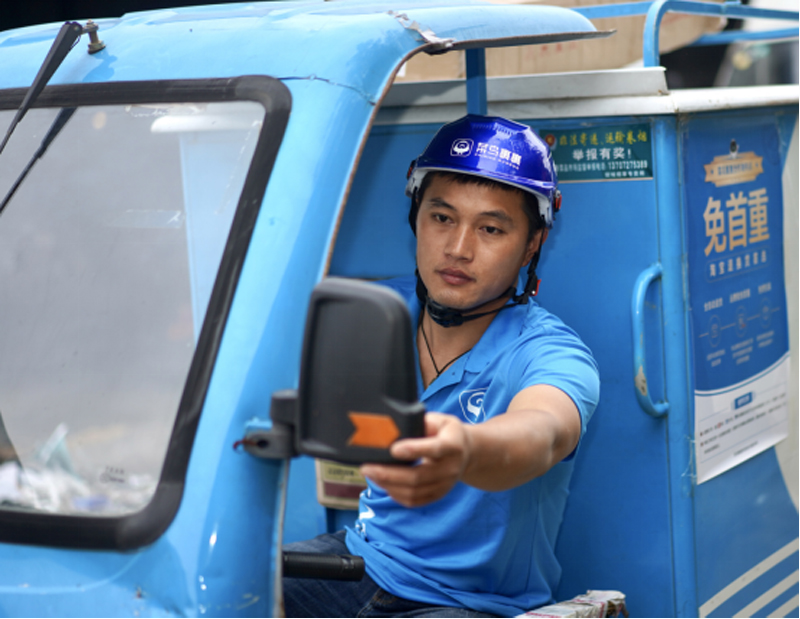 |襄阳独臂快递员带着全家创业忙