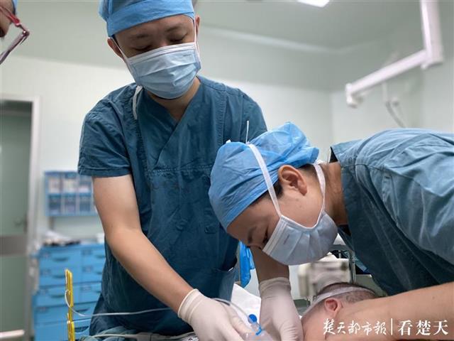 |4岁男孩腹内肿瘤“野蛮生长”命悬，9位外科医生30小时接力“拆弹”成功