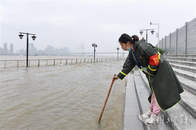 |98洪水获救女孩22年后上堤值守（组图）