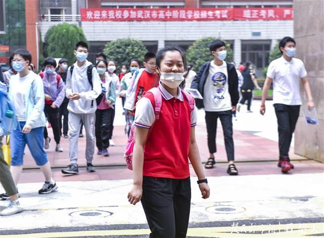 |中考首日结束，考生表情轻松，步伐欢快