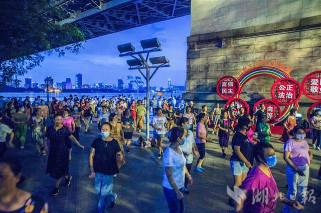 |武汉市民平静应对长江洪水