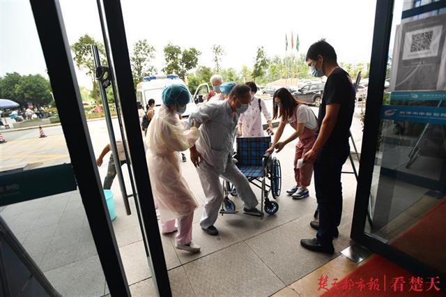 |医院门诊外，这合力的一幕很暖！