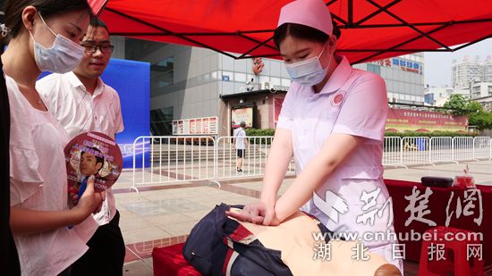 |提升职业技能 黄石开展12333全国统一咨询日活动（组图）