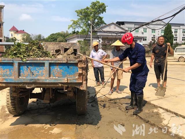 |江西抗洪清淤一线湖北消防助力恢复生产生活