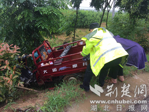 |老两口骑车摔进深沟 枣阳民警快速救援