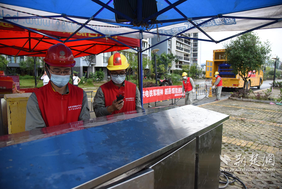 |国网武汉供电公司驰援恩施 发电车冒雨供电